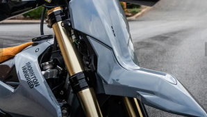 Triumph TF 450-E hóa siêu phẩm Supermoto: Đèn pha tàng hình, mâm carbon Rotobox, tốc độ 185 km/h!