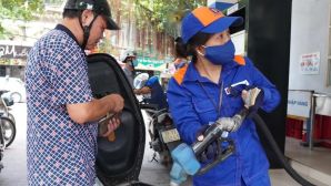 Giá xăng dầu chiều nay 27/10: Xăng E10 RON 95 ‘rơi tự do’, E5 RON 92 còn cách đáy 6.200 đồng, giá đầy bình xe ga 110cc