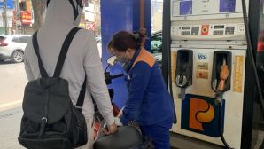 Giá xăng dầu hôm nay 27/10: Đồng loạt giảm, xăng E10 giảm hơn 3.000 đồng/lít từ đỉnh, 1 loại sắp tăng 1.100 đồng/lít