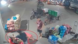 Camera ghi lại cảnh người đàn ông đấm, đá liên tiếp 1 thanh niên ở Quảng Ninh, nạn nhân chỉ biết chịu trận