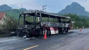 Cháy xe khách chở 25 người ở Quảng Ninh, hiện trường phương tiện cháy trơ khung
