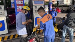Giá xăng dầu trưa 29/10: RON 92 và E10 RON 95 giảm cực mạnh, dầu diesel rẻ hơn đỉnh bao nhiêu? Giá đầy bình ô tô Toyota