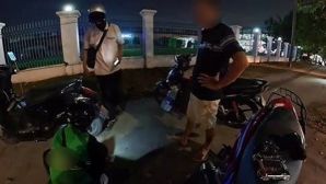 Đang vá xe giúp người đi đường, tài xế xe ôm bất ngờ bị người đàn ông dọa đánh giữa phố