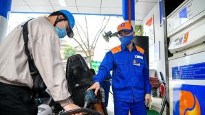 Giá xăng dầu chiều nay 31/10: Xăng E5 RON 92 neo ở mức rẻ, E10 RON 95 còn gần đáy hơn, giá đầy bình các mẫu xe ga 125cc