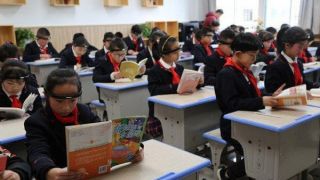 Một trường ở Trung Quốc bắt học sinh đeo vòng theo dõi mất tập trung và gửi báo cáo 