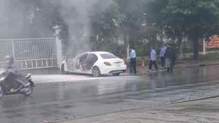Mercedes bốc cháy tại khu công nghiệp Thạch Thất, nhiều chi tiết hư hỏng nặng