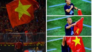 Nghẹn ngào khoảnh khắc HLV Park đặt tay lên tim, giơ cao cờ Việt Nam ăn mừng chức vô địch 