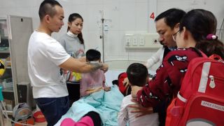 Thanh Hoá: 60 học sinh mầm non nhập viện sau khi ăn cháo và bánh cuốn tại trường