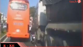 Video: đi xe kiểu 'điền vào chỗ trống', biker suýt bị xe tải nghiền nát