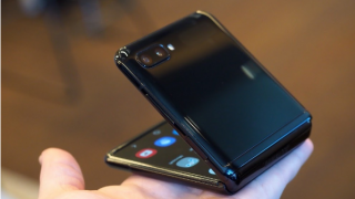 Samsung Galaxy Z Flip: Điện thoại gập quay trở lại và lợi hại hơn xưa, độc đáo có một không hai