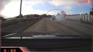 Video: Xe sang 'chổng vó' giữa đường vì chạy quá tốc độ