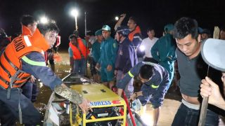 Trắng đêm tìm kiếm 6 nạn nhân trong vụ lật thuyền trên sông Vu Gia
