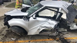 Ô tô Kia vỡ tan tành sau cuộc truy đuổi nghẹt thở với cảnh sát giao thông