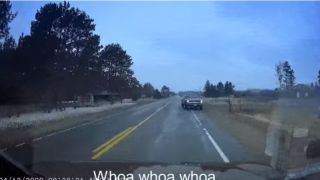 Video: Tài xế xe bán tải ngủ gật, suýt đâm trúng hai xe đi ngược chiều