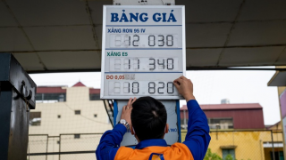 Chủ cây xăng khóc ròng vì giá dầu giảm