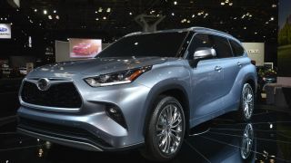 Toyota Highlander 2021 lộ diện đầy ấn tượng khiến tất cả phải tò mò