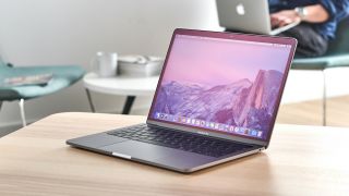 MacBook Pro 13 inch 2020 đối đầu MacBook Pro 16 inch 2019: Cơn đau đầu không hề dễ chịu