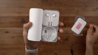 Apple lại dùng chiêu ép người dùng bỏ tiền mua AirPods