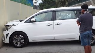 Tài xế lái Kia Sedona đâm thẳng vào tường đại lý khi vừa mới mua xe xong