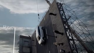 Video: Kia Sedona thể hiện tốt trong bài kiểm tra rơi từ độ cao 12 mét