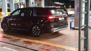 Kia Sedona 2021 lần đầu đi đổ xăng sau khi ra mắt, ảnh 'cam thường' có giống như ảnh mạng?