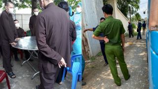 Nguyễn Sin tung hình ảnh tịnh thất Bồng Lai bị công an vây: Các nhà sư ‘khóc lóc, chống đối dữ dội’
