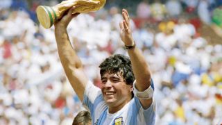 NÓNG: Huyền thoại bóng đá Diego Maradona qua đời ở tuổi 60.