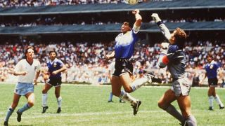 'Bàn tay của Chúa' Maradona đã hủy hoại cuộc đời của trọng tài World Cup 1986 như thế nào?