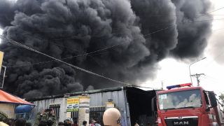 Bình Dương: Cháy lớn ở xưởng tái chế phế liệu