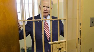 Giữa ồn ào kiện cáo, gia đình Joe Biden bất ngờ bị FBI điều tra tham nhũng, trốn thuế, rửa tiền