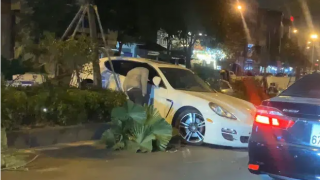 Xe Porsche tông dải phân cách trước cửa hầm Kim Liên, nghi tài xế bị đột quỵ