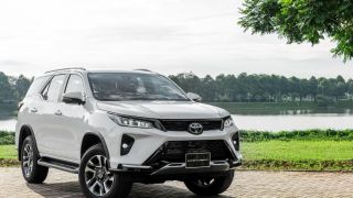 Toyota Fortuner phiên bản mới chính thức về đại lý, 'đè bẹp' Hyundai SantaFe bằng giá bán