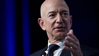 Jeff Bezos sẽ rời ghế CEO Amazon từ quý III năm nay