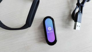 Mua Mi Smart Band 6 xách tay tại Việt Nam: Lợi bất cập hại