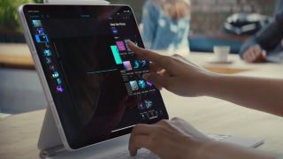 Apple tung video quảng cáo iPad M1 'cà khịa' người dùng máy tính bàn