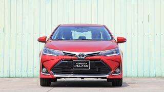 Toyota Corolla Altis giảm giá xuống còn chưa đến 700 triệu, xả hàng đón bản mới về đấu Kia Cerato