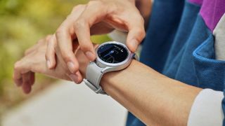Samsung Galaxy Watch4, Watch4 Classic chính thức ra mắt với chip 5NM 'thách thức' Apple Watch