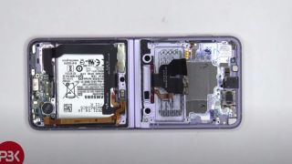 'Mổ bụng' Galaxy Z Flip3: Rất khó để sửa chữa 