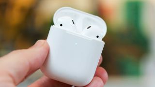 Tai nghe không dây AirPods 2 của Apple giảm giá 'kịch sàn'