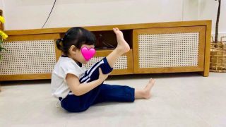 Con gái 2 tuổi của Trường Giang - Nhã Phương tập gym, các động tác có mức độ khó tương tự người lớn
