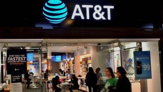 Đi tù 12 năm vì mở khóa 1,9 triệu điện thoại của nhà mạng AT&T