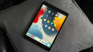 Trên tay iPad 10.2 (2021): iPad 'quốc dân' tiếp theo, kẻ cản đường 'vua máy tính bảng Android' 
