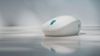 Microsoft ra mắt chuột Ocean Plastic Mouse sử dụng vật liệu tái chế, giá 570.000 VND