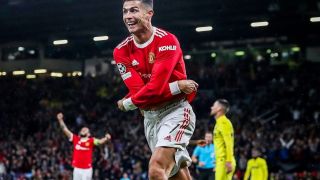 Tin bóng đá quốc tế 3/10: Ronaldo có danh hiệu đầu tiên, vì sao phải ngồi dự bị?