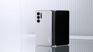 Đối thủ giá rẻ của Galaxy Z Fold3 ra mắt: Thiết kế long lanh, công nghệ ngập tràn, giá từ 27.8 triệu