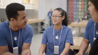 Điều kiện làm việc căng thẳng giữa đại dịch Covid-19 khiến nhiều nhân viên Apple Store quan ngại