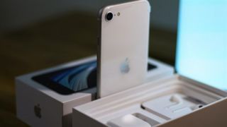 iPhone SE 3 (2022) với thiết kế mới, có FaceID và 5G, giá chỉ 9 triệu đồng