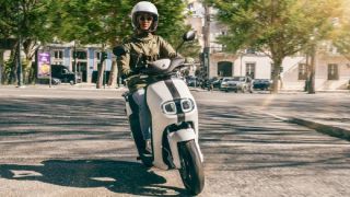 Đối thủ tiềm năng của Honda Vision ra mắt với thiết kế ấn tượng, giá bán khiến dân tình 'ngỡ ngàng' 