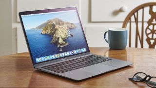 MacBook Air 2022 sẽ có màn hình tai thỏ cực ngon, giá rẻ khiến dân tình đổ 'đứ đừ'