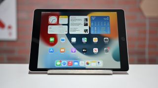 Apple bất ngờ giảm giá iPad 9 chỉ còn 7 triệu đồng 'quyết đấu' máy tính bảng Android giá rẻ